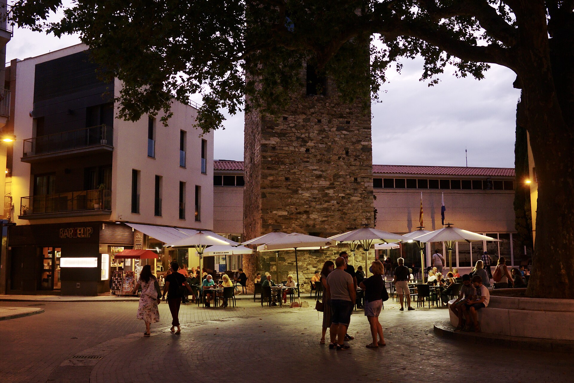 Plaça Major de Llançà amb terrasses i campanar