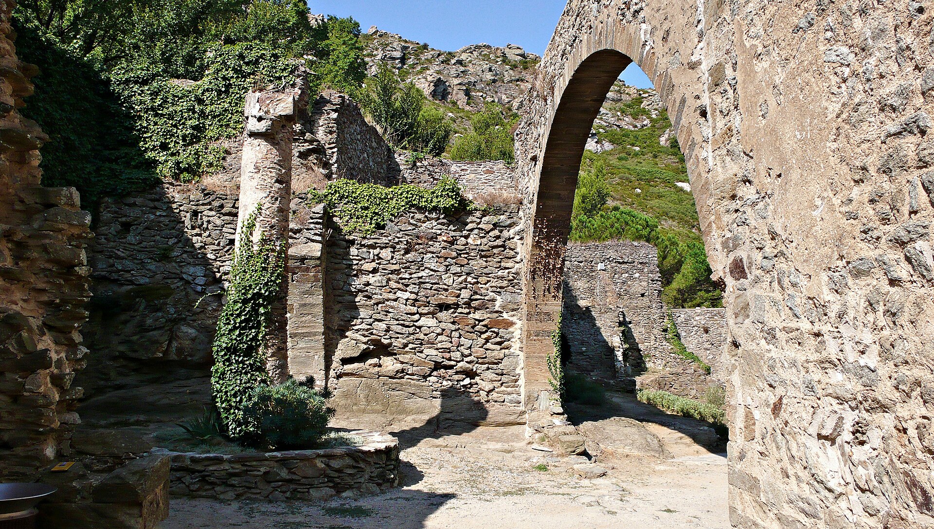 Camins i pedra al conjunt de Sant Pere de Rodes
