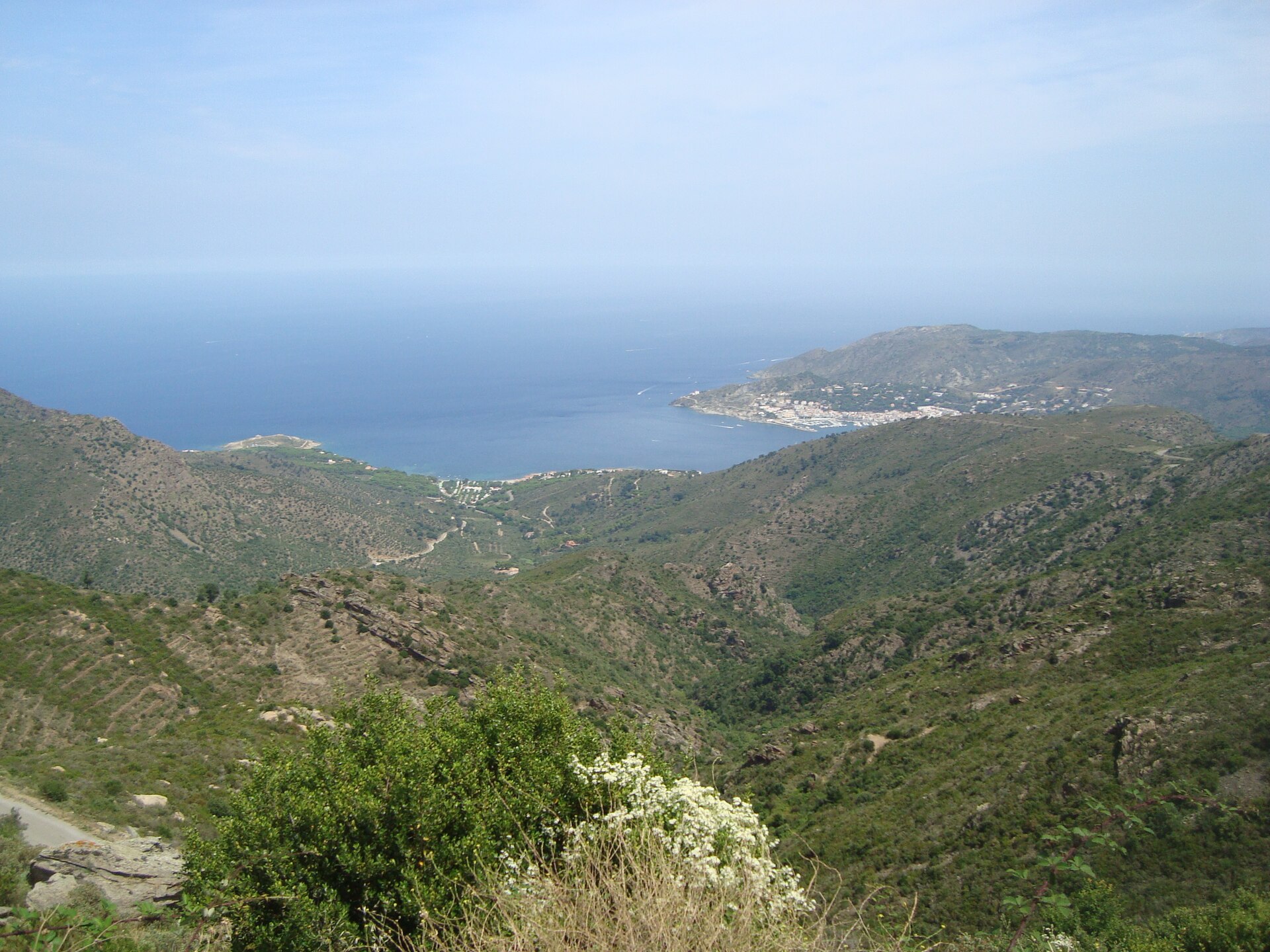 Badia del Port de la Selva vista des de Sant Pere de Rodes